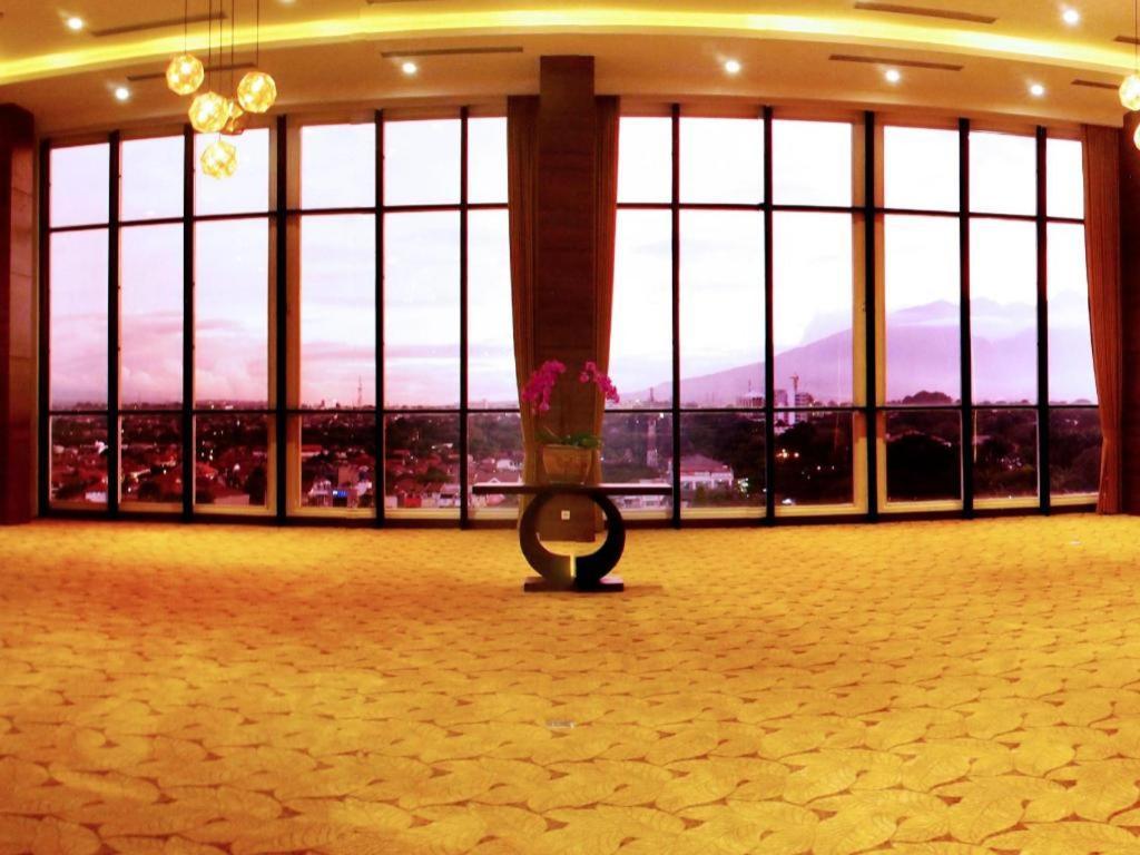 Arch Hotel Богор Екстер'єр фото